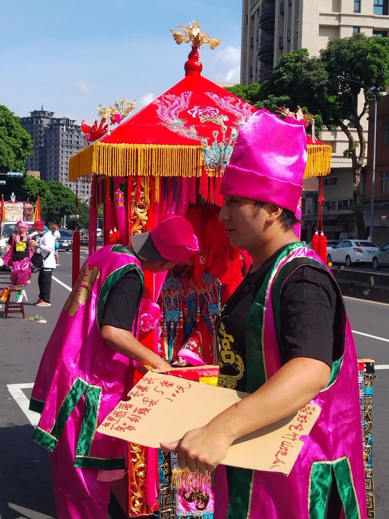 點我看大圖 這兩天你可能沒看過的陣頭 - 陸上遊江/鍾馗嫁妹/北港犁炮