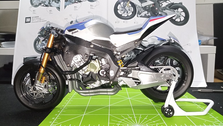 【模型新手也能輕鬆組 Part2】從0到100帶你一起組裝，MENG 1/9 BMW HP4 RACE MT-004s 重機模型 悅色版