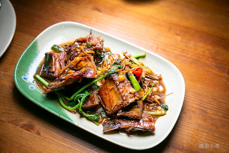 龍潭餐酒推薦-吉娜魯岸原民風味居，阿美族的熱情與美食都在這裡！大推烤魚跟韭菜臭豆腐喔喔喔！
