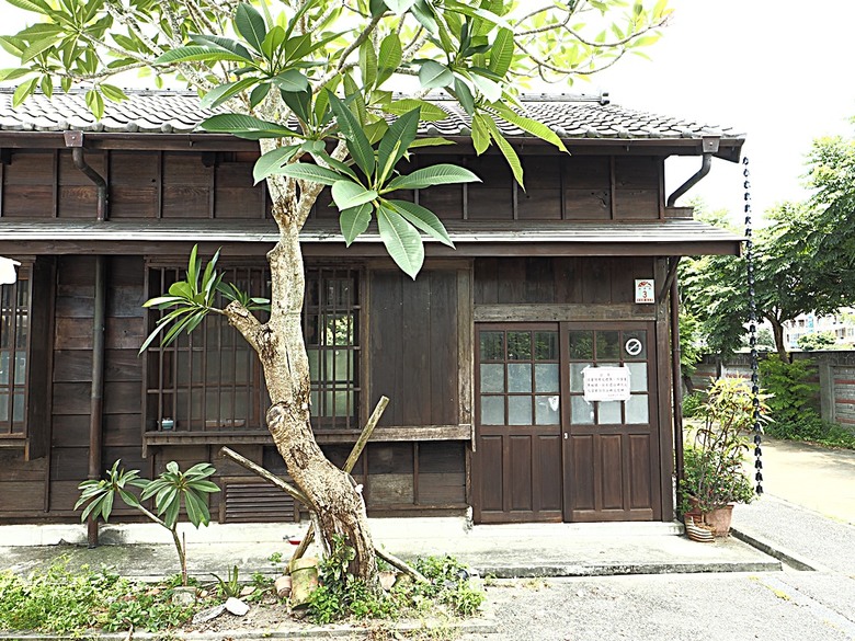 頭城老街(北門福德祠、盧纘祥公館、開蘭媽祖慶元宮、南門福德祠)、李榮春文學館、頭城文創園區,還有美味的車站前阿伯炸蛋蔥油餅 — 搭火車去宜蘭旅行之 頭城散步