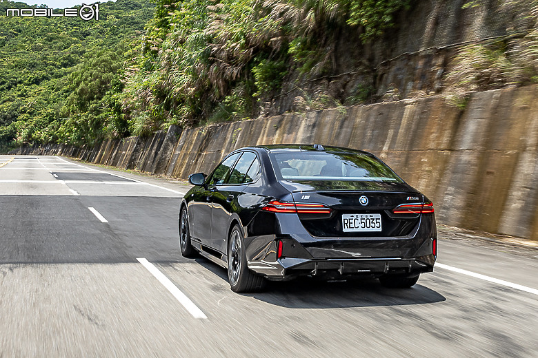 BMW i5 M60 xDrive 試駕|豪華舒適依舊,更多了一身好功夫!