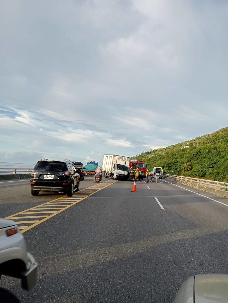 重機對撞貨車，騎士右腿分離，當場身亡，更新行車記錄器x2