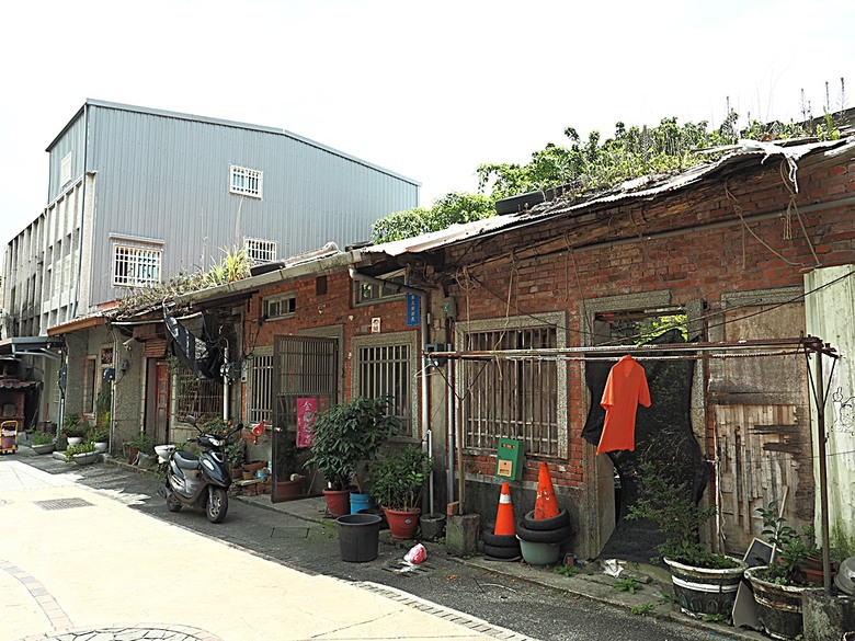 頭城老街(北門福德祠、盧纘祥公館、開蘭媽祖慶元宮、南門福德祠)、李榮春文學館、頭城文創園區,還有美味的車站前阿伯炸蛋蔥油餅 — 搭火車去宜蘭旅行之 頭城散步