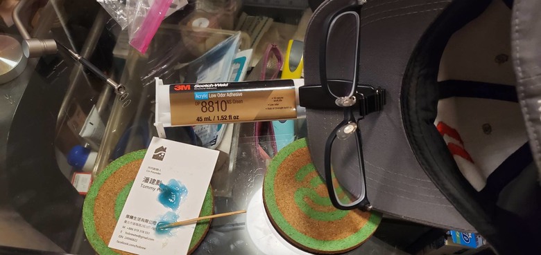 眼鏡戴久了 耳朵痛 改裝鴨舌帽眼鏡讓傷口復原一下吧!