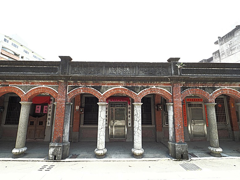 頭城老街(北門福德祠、盧纘祥公館、開蘭媽祖慶元宮、南門福德祠)、李榮春文學館、頭城文創園區，還有美味的車站前阿伯炸蛋蔥油餅 — 搭火車去宜蘭旅行之 頭城散步