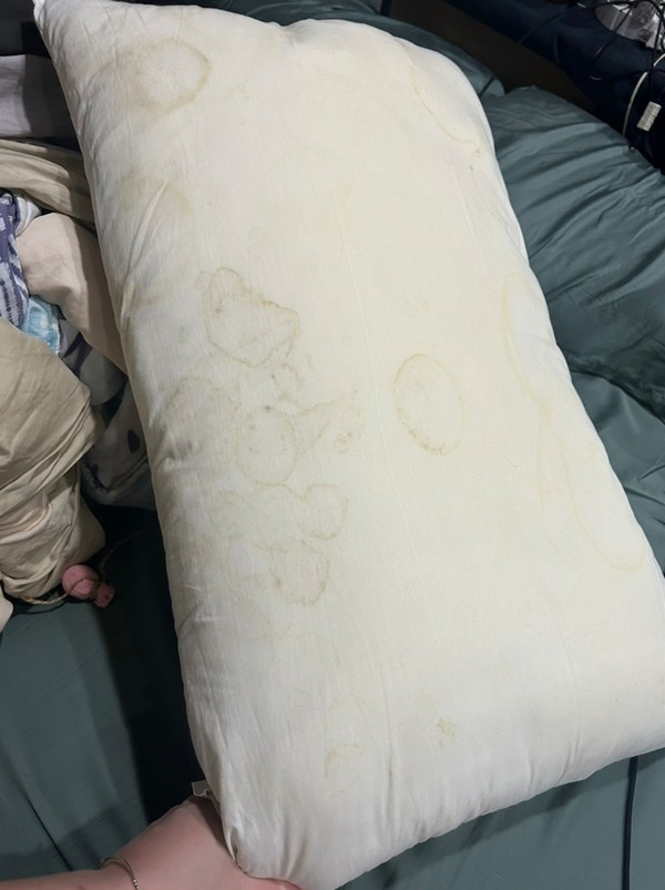 用了3年的枕頭，拆枕頭套後差點吐出來