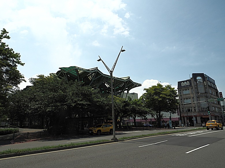 宜蘭文學館、宜蘭設治紀念館、宜蘭人故事館、蘭陽原創館、丟丟噹森林公園、幾米廣場 — 搭火車去宜蘭旅行之 宜蘭城南散步