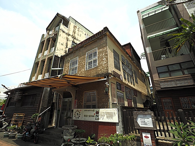 頭城老街(北門福德祠、盧纘祥公館、開蘭媽祖慶元宮、南門福德祠)、李榮春文學館、頭城文創園區,還有美味的車站前阿伯炸蛋蔥油餅 — 搭火車去宜蘭旅行之 頭城散步