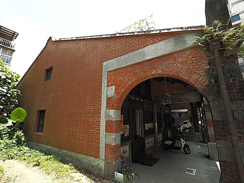 頭城老街(北門福德祠、盧纘祥公館、開蘭媽祖慶元宮、南門福德祠)、李榮春文學館、頭城文創園區,還有美味的車站前阿伯炸蛋蔥油餅 — 搭火車去宜蘭旅行之 頭城散步