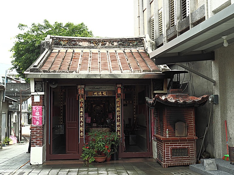 頭城老街(北門福德祠、盧纘祥公館、開蘭媽祖慶元宮、南門福德祠)、李榮春文學館、頭城文創園區，還有美味的車站前阿伯炸蛋蔥油餅 — 搭火車去宜蘭旅行之 頭城散步