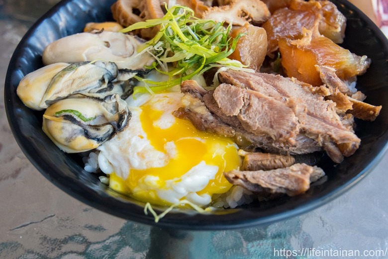 台南市北區來碗不一樣的肉燥飯，金三益新品，搭配精燉紅燒牛三寶和大顆韓國生蠔，蓋到看不到白飯，分量很足