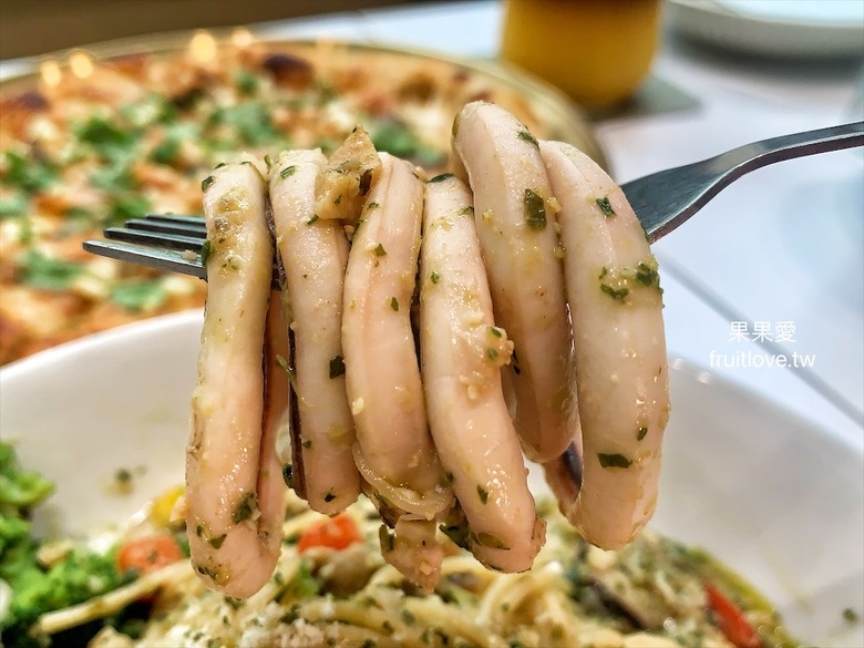 白色系咖啡廳氛圍的手工披薩店，很適合家人、朋友聚會或是下午茶的餐廳