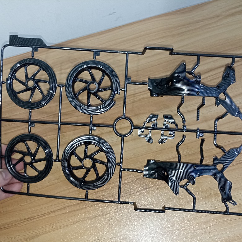 點我看大圖 【模型新手也能輕鬆組 Part2】從0到100帶你一起組裝,MENG 1/9 BMW HP4 RACE MT-004s 重機模型 悅色版