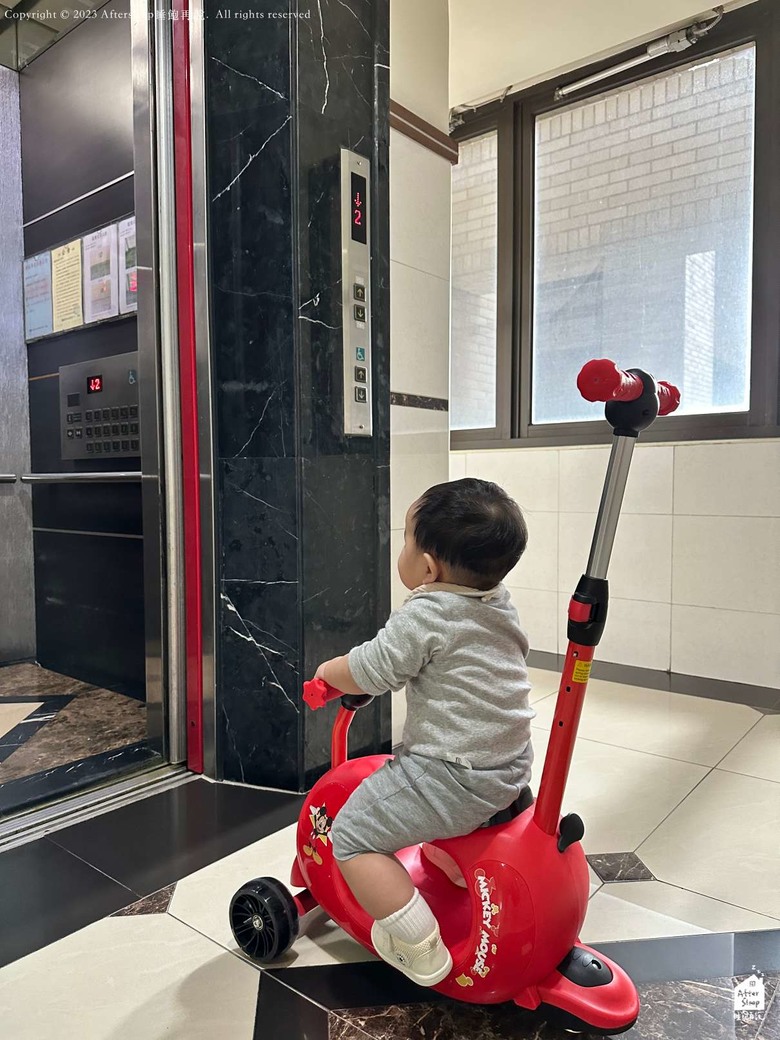 點我看大圖 4 IN 1迪士尼米奇四合一滑板車開箱_BABY CITY 娃娃城線上商城