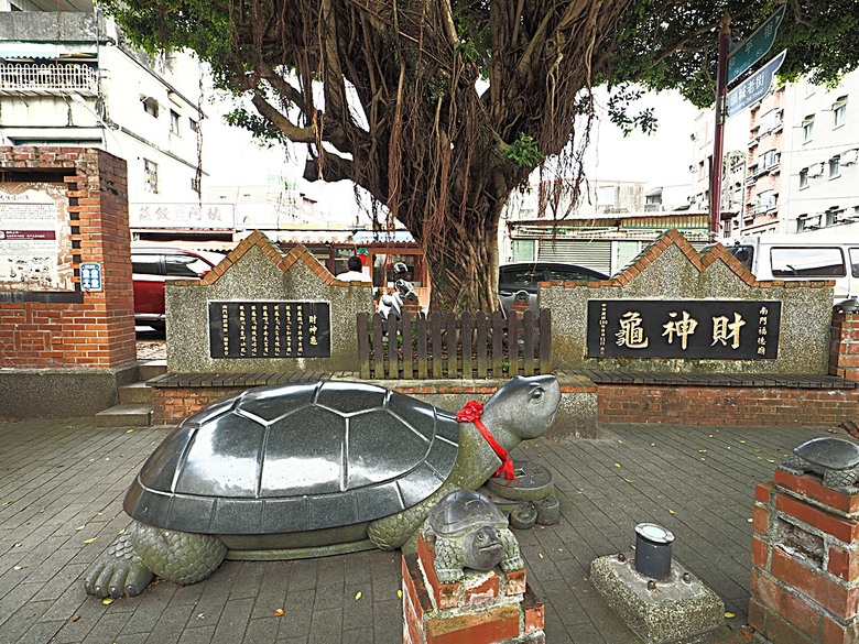 頭城老街(北門福德祠、盧纘祥公館、開蘭媽祖慶元宮、南門福德祠)、李榮春文學館、頭城文創園區,還有美味的車站前阿伯炸蛋蔥油餅 — 搭火車去宜蘭旅行之 頭城散步