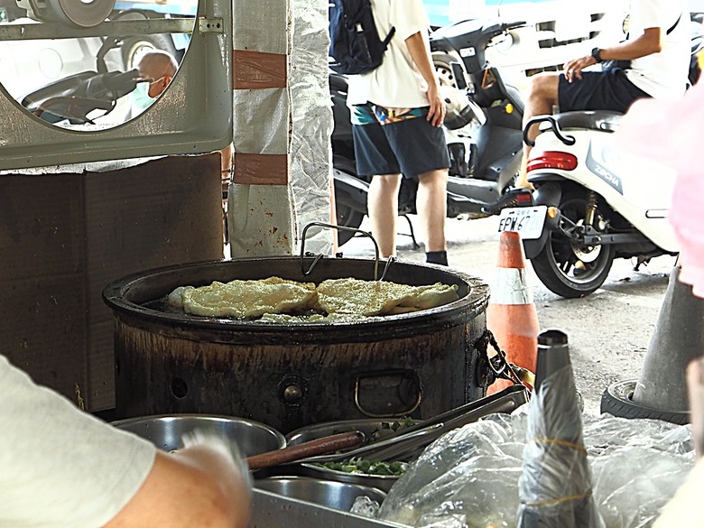 頭城老街(北門福德祠、盧纘祥公館、開蘭媽祖慶元宮、南門福德祠)、李榮春文學館、頭城文創園區,還有美味的車站前阿伯炸蛋蔥油餅 — 搭火車去宜蘭旅行之 頭城散步