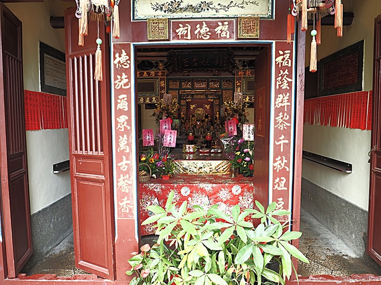 頭城老街(北門福德祠、盧纘祥公館、開蘭媽祖慶元宮、南門福德祠)、李榮春文學館、頭城文創園區,還有美味的車站前阿伯炸蛋蔥油餅 — 搭火車去宜蘭旅行之 頭城散步