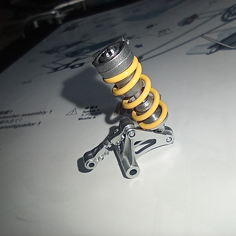 【模型新手也能輕鬆組 Part2】從0到100帶你一起組裝，MENG 1/9 BMW HP4 RACE MT-004s 重機模型 悅色版