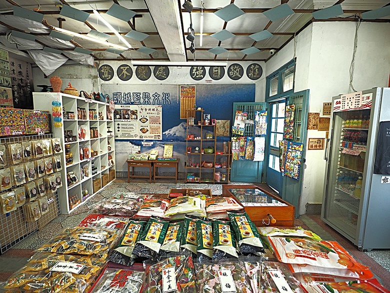 頭城老街(北門福德祠、盧纘祥公館、開蘭媽祖慶元宮、南門福德祠)、李榮春文學館、頭城文創園區,還有美味的車站前阿伯炸蛋蔥油餅 — 搭火車去宜蘭旅行之 頭城散步