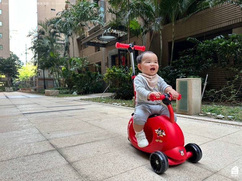 點我看大圖 4 IN 1迪士尼米奇四合一滑板車開箱_BABY CITY 娃娃城線上商城