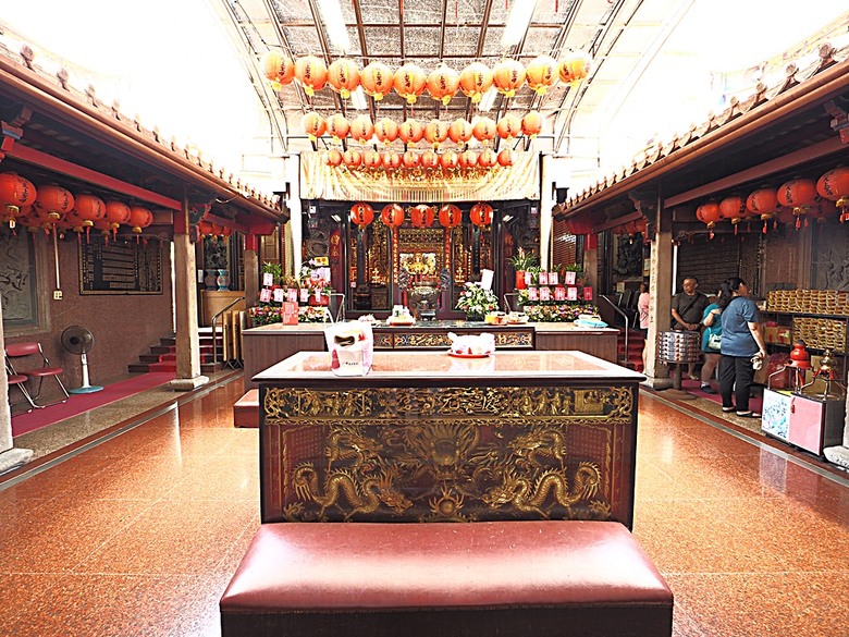 頭城老街(北門福德祠、盧纘祥公館、開蘭媽祖慶元宮、南門福德祠)、李榮春文學館、頭城文創園區,還有美味的車站前阿伯炸蛋蔥油餅 — 搭火車去宜蘭旅行之 頭城散步