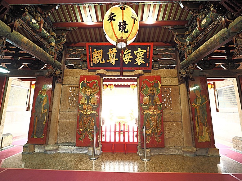 頭城老街(北門福德祠、盧纘祥公館、開蘭媽祖慶元宮、南門福德祠)、李榮春文學館、頭城文創園區，還有美味的車站前阿伯炸蛋蔥油餅 — 搭火車去宜蘭旅行之 頭城散步