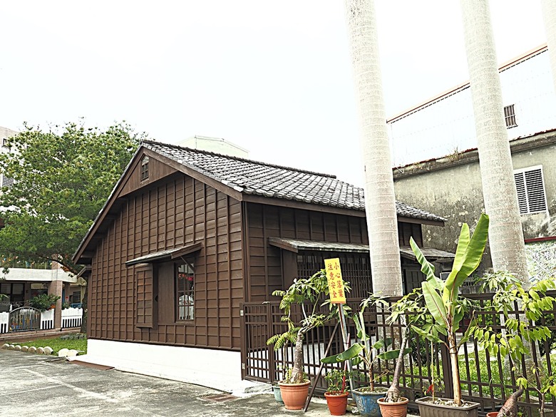 頭城老街(北門福德祠、盧纘祥公館、開蘭媽祖慶元宮、南門福德祠)、李榮春文學館、頭城文創園區,還有美味的車站前阿伯炸蛋蔥油餅 — 搭火車去宜蘭旅行之 頭城散步