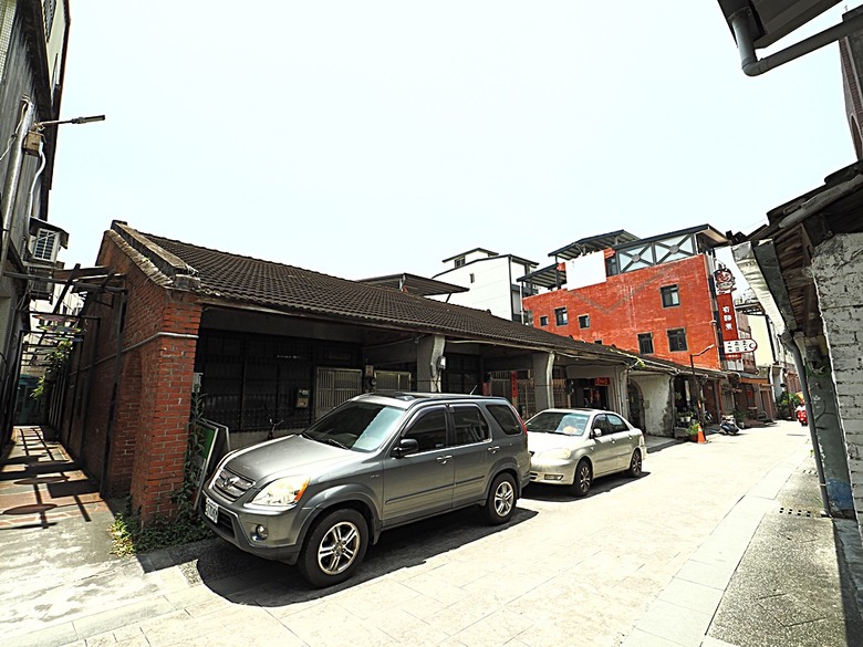 頭城老街(北門福德祠、盧纘祥公館、開蘭媽祖慶元宮、南門福德祠)、李榮春文學館、頭城文創園區,還有美味的車站前阿伯炸蛋蔥油餅 — 搭火車去宜蘭旅行之 頭城散步