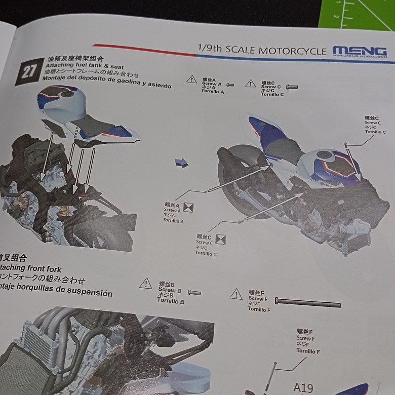 【模型新手也能輕鬆組 Part2】從0到100帶你一起組裝，MENG 1/9 BMW HP4 RACE MT-004s 重機模型 悅色版