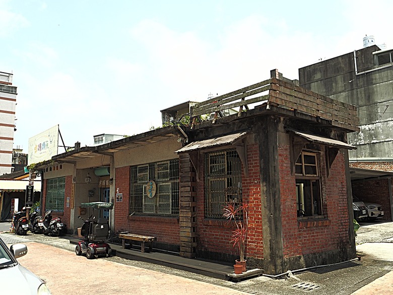 頭城老街(北門福德祠、盧纘祥公館、開蘭媽祖慶元宮、南門福德祠)、李榮春文學館、頭城文創園區,還有美味的車站前阿伯炸蛋蔥油餅 — 搭火車去宜蘭旅行之 頭城散步