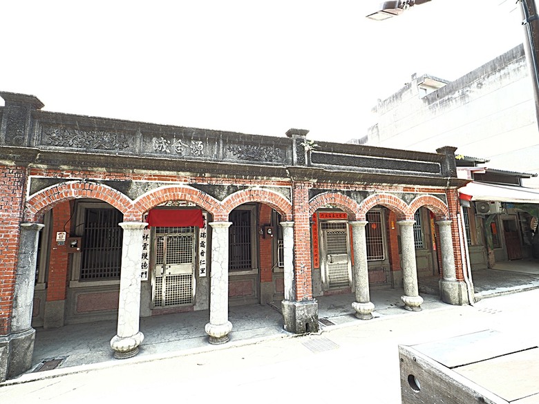頭城老街(北門福德祠、盧纘祥公館、開蘭媽祖慶元宮、南門福德祠)、李榮春文學館、頭城文創園區，還有美味的車站前阿伯炸蛋蔥油餅 — 搭火車去宜蘭旅行之 頭城散步