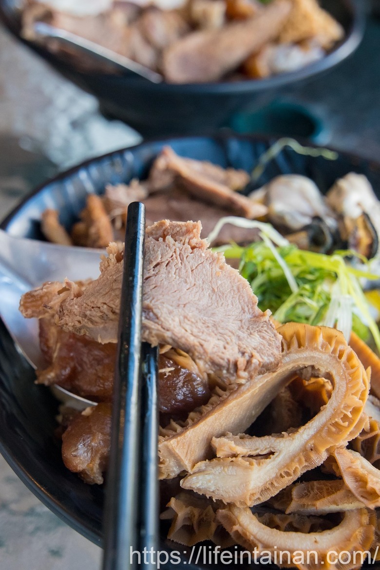 台南市北區來碗不一樣的肉燥飯，金三益新品，搭配精燉紅燒牛三寶和大顆韓國生蠔，蓋到看不到白飯，分量很足