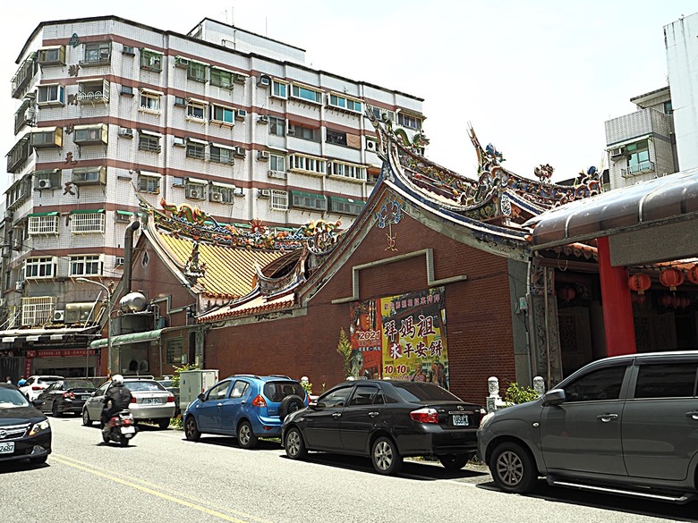 頭城老街(北門福德祠、盧纘祥公館、開蘭媽祖慶元宮、南門福德祠)、李榮春文學館、頭城文創園區,還有美味的車站前阿伯炸蛋蔥油餅 — 搭火車去宜蘭旅行之 頭城散步
