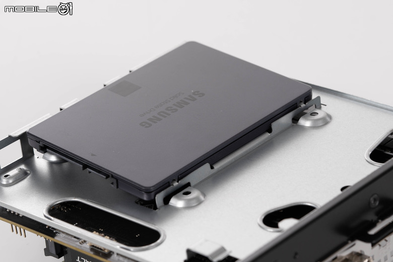 ASRock DeskMini X600 開箱實測 在迷你機體內延續海量儲存擴充設計