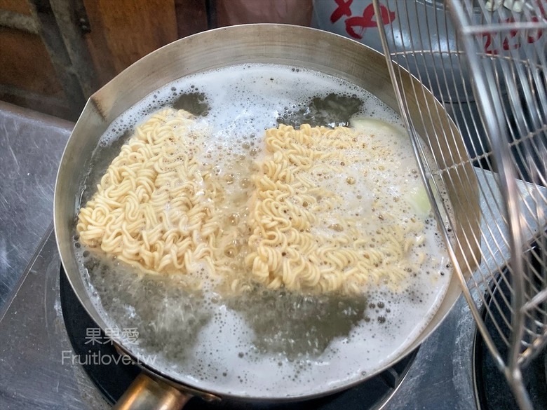 點我看大圖 每種食材有自己獨特的烤法,配上獨特的醬汁,好吃到停不下來,還有很道地的泰式涼拌媽媽麵