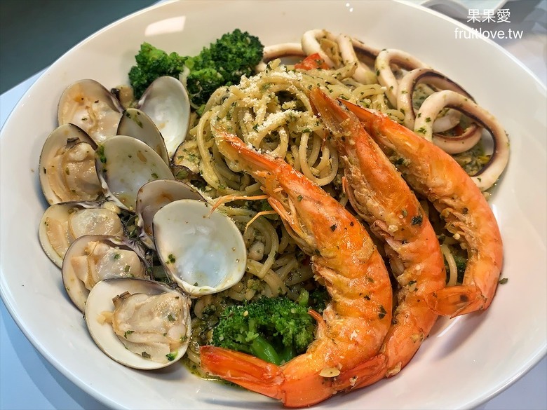 白色系咖啡廳氛圍的手工披薩店，很適合家人、朋友聚會或是下午茶的餐廳