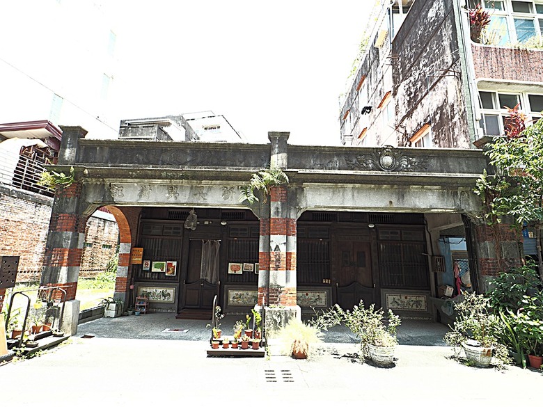 頭城老街(北門福德祠、盧纘祥公館、開蘭媽祖慶元宮、南門福德祠)、李榮春文學館、頭城文創園區,還有美味的車站前阿伯炸蛋蔥油餅 — 搭火車去宜蘭旅行之 頭城散步