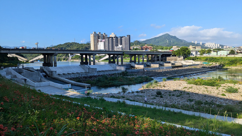 【不是遊記 - 7】新店河濱公園溜小孩新鮮據點(兔子窩、戲水河道、碧潭堰 三點一線)