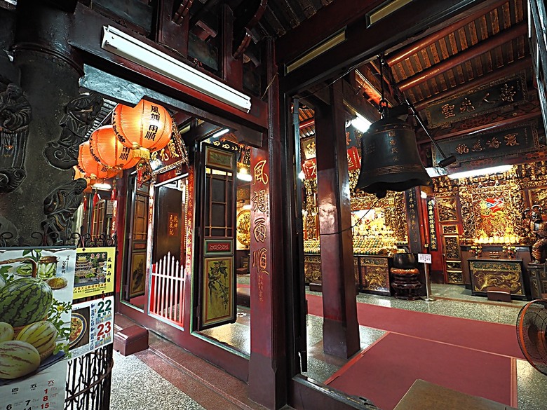 頭城老街(北門福德祠、盧纘祥公館、開蘭媽祖慶元宮、南門福德祠)、李榮春文學館、頭城文創園區，還有美味的車站前阿伯炸蛋蔥油餅 — 搭火車去宜蘭旅行之 頭城散步