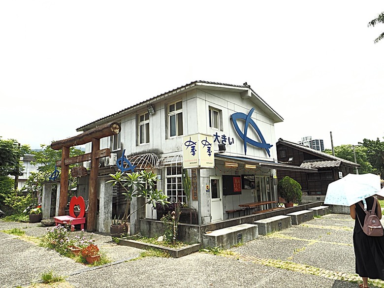 頭城老街(北門福德祠、盧纘祥公館、開蘭媽祖慶元宮、南門福德祠)、李榮春文學館、頭城文創園區,還有美味的車站前阿伯炸蛋蔥油餅 — 搭火車去宜蘭旅行之 頭城散步
