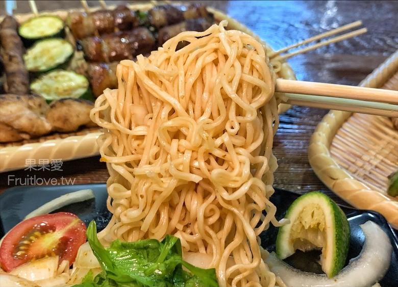 點我看大圖 每種食材有自己獨特的烤法,配上獨特的醬汁,好吃到停不下來,還有很道地的泰式涼拌媽媽麵