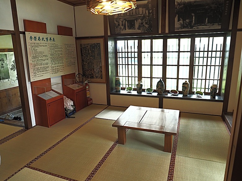 頭城老街(北門福德祠、盧纘祥公館、開蘭媽祖慶元宮、南門福德祠)、李榮春文學館、頭城文創園區,還有美味的車站前阿伯炸蛋蔥油餅 — 搭火車去宜蘭旅行之 頭城散步