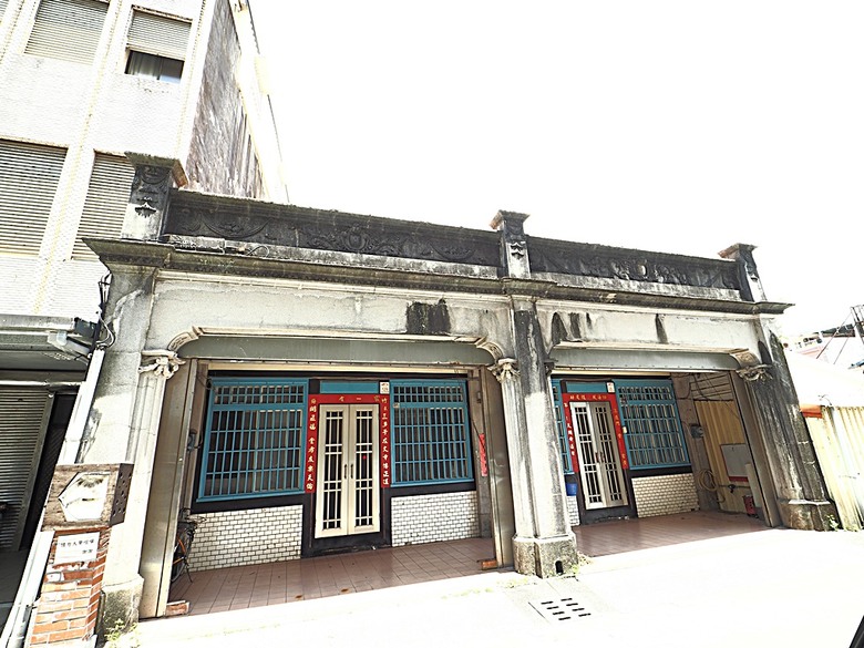 頭城老街(北門福德祠、盧纘祥公館、開蘭媽祖慶元宮、南門福德祠)、李榮春文學館、頭城文創園區,還有美味的車站前阿伯炸蛋蔥油餅 — 搭火車去宜蘭旅行之 頭城散步