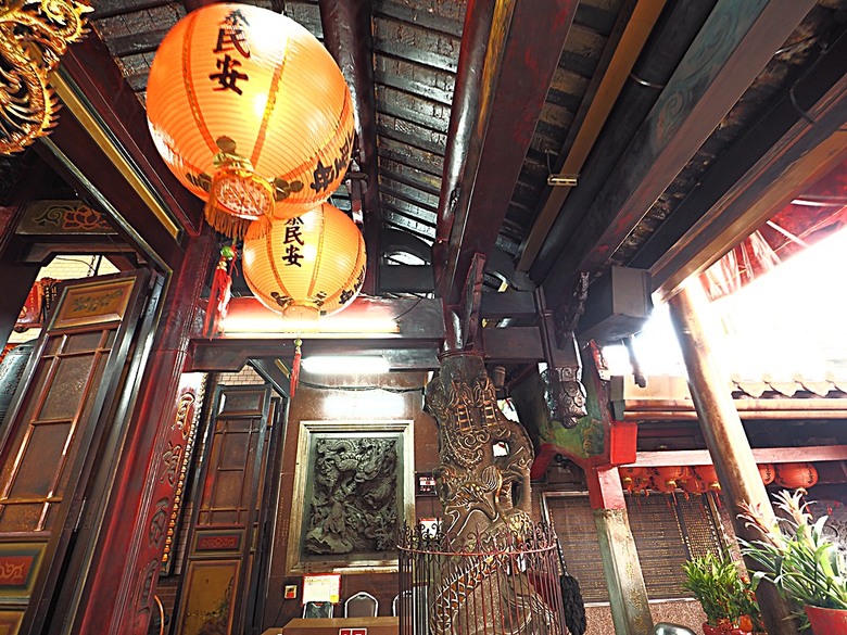 頭城老街(北門福德祠、盧纘祥公館、開蘭媽祖慶元宮、南門福德祠)、李榮春文學館、頭城文創園區，還有美味的車站前阿伯炸蛋蔥油餅 — 搭火車去宜蘭旅行之 頭城散步