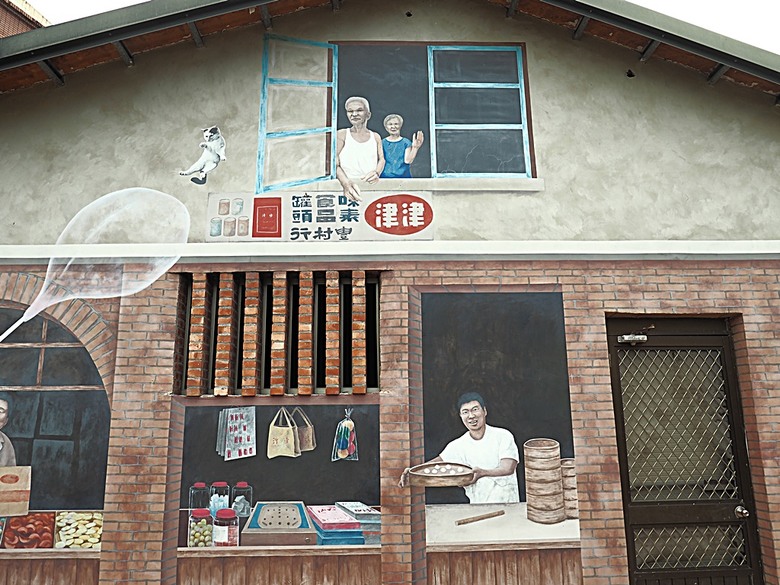 頭城老街(北門福德祠、盧纘祥公館、開蘭媽祖慶元宮、南門福德祠)、李榮春文學館、頭城文創園區,還有美味的車站前阿伯炸蛋蔥油餅 — 搭火車去宜蘭旅行之 頭城散步