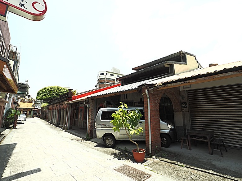 頭城老街(北門福德祠、盧纘祥公館、開蘭媽祖慶元宮、南門福德祠)、李榮春文學館、頭城文創園區,還有美味的車站前阿伯炸蛋蔥油餅 — 搭火車去宜蘭旅行之 頭城散步