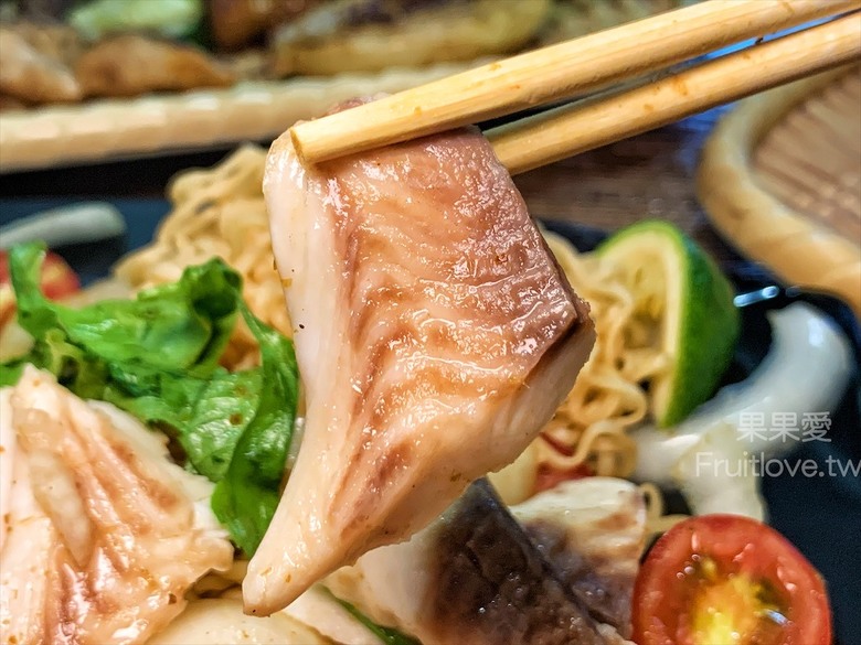 點我看大圖 每種食材有自己獨特的烤法,配上獨特的醬汁,好吃到停不下來,還有很道地的泰式涼拌媽媽麵