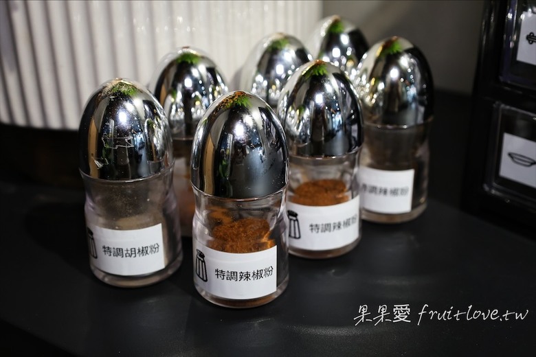 點我看大圖 每種食材有自己獨特的烤法,配上獨特的醬汁,好吃到停不下來,還有很道地的泰式涼拌媽媽麵