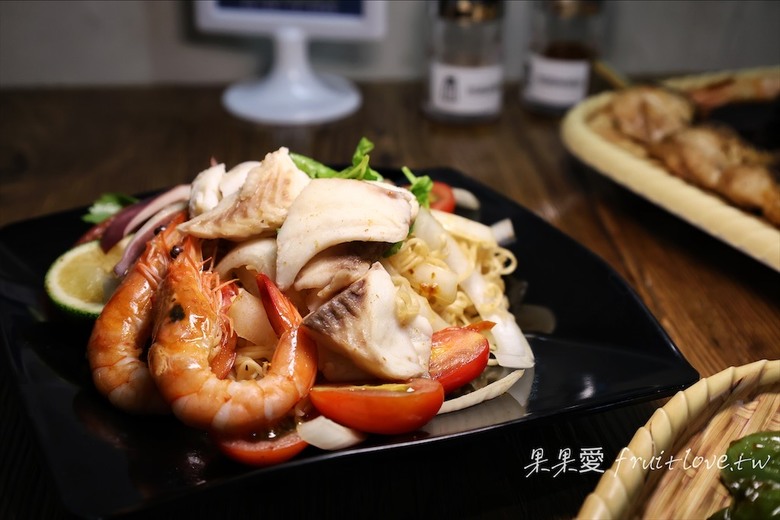 點我看大圖 每種食材有自己獨特的烤法,配上獨特的醬汁,好吃到停不下來,還有很道地的泰式涼拌媽媽麵
