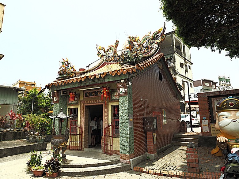 頭城老街(北門福德祠、盧纘祥公館、開蘭媽祖慶元宮、南門福德祠)、李榮春文學館、頭城文創園區,還有美味的車站前阿伯炸蛋蔥油餅 — 搭火車去宜蘭旅行之 頭城散步